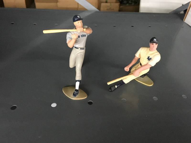 lot 194 image: Vintage Mickey Mantle & Joe Dimaggio Mini Figurines