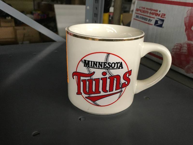 lot 200 image: 1987 Minnesota Twins World Champions Coffee Mug