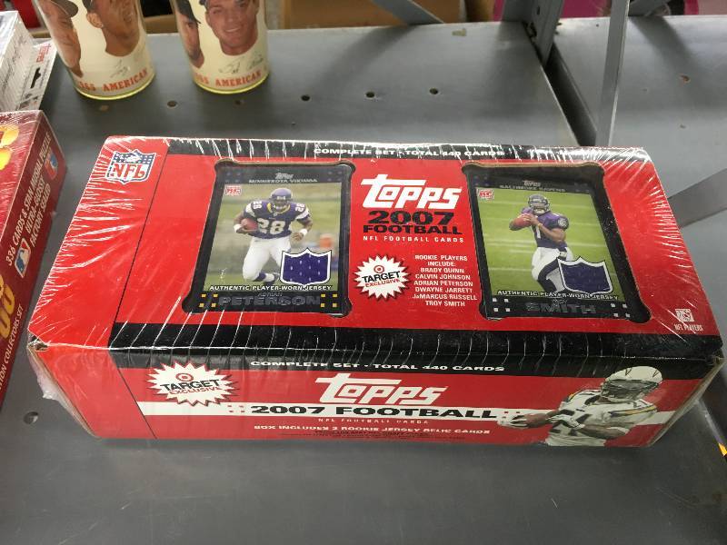 lot 210 image: 2007 Topps NFL Card Set - Factory Sealed