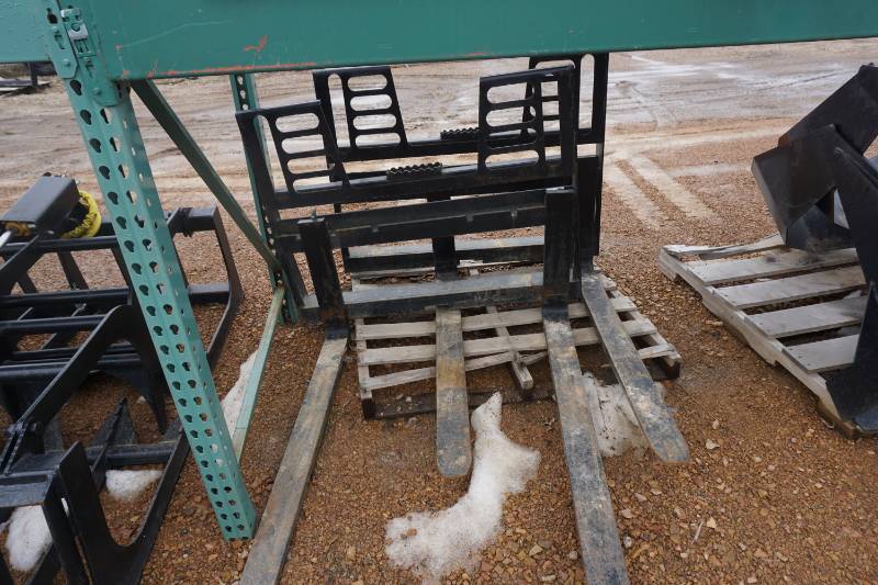 Universal Mount Bobcat Skid Loader Skid Steer Walk Through Pallet Fork Attachment