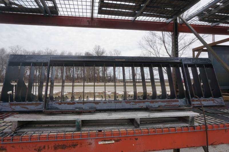 Universal Mount Bobcat Skid Loader Skid Steer 72 Rock Bucket