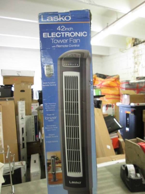 lot 32 image: Lasko 42 in. Electronic Tower Fan w...