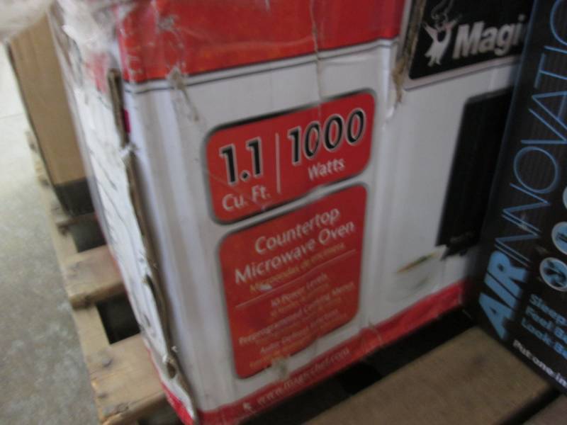 lot 59 image: Magic Chef 1.1 cu. ft. Countertop M...