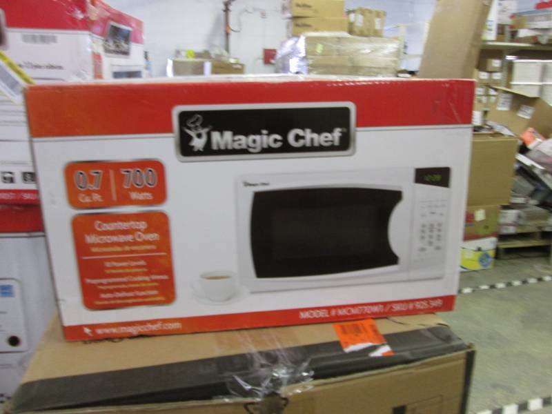 lot 80 image: Magic Chef 0.7 cu. ft. Countertop M...