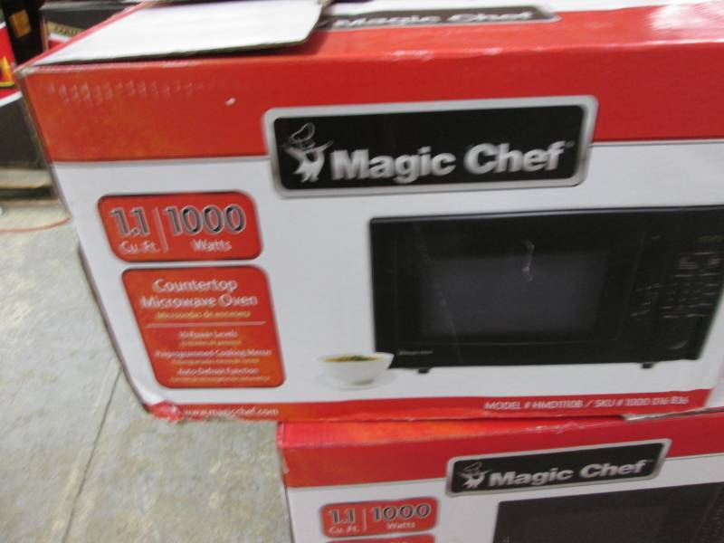 lot 82 image: Magic Chef 1.1 cu. ft. Countertop M...