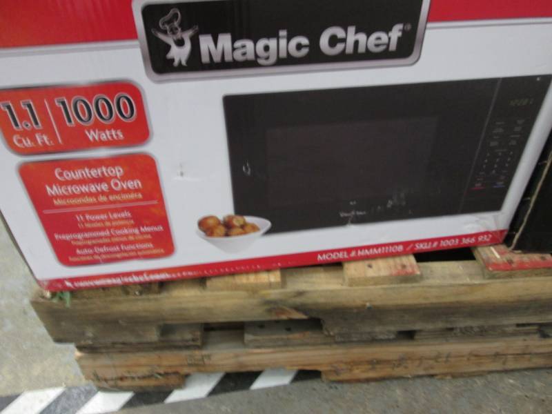 lot 83 image: Magic Chef 1.1 cu. ft. Countertop M...
