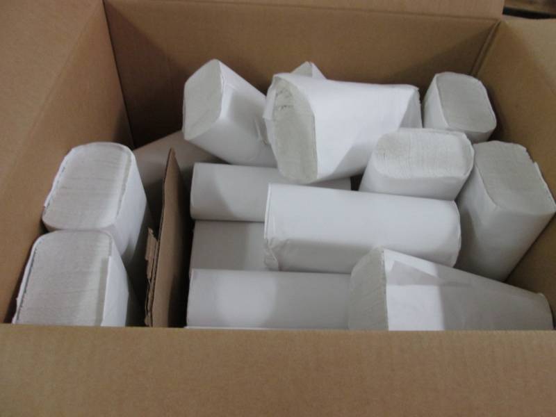 lot 100 image: Box of White Multifold Towels...