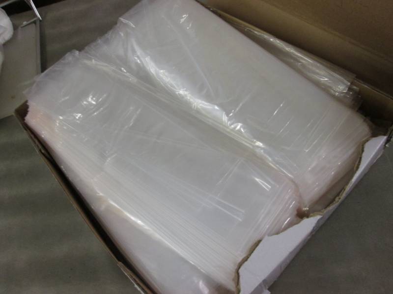 lot 102 image: 500 Ct - 12x8x30 inches Food Storag...