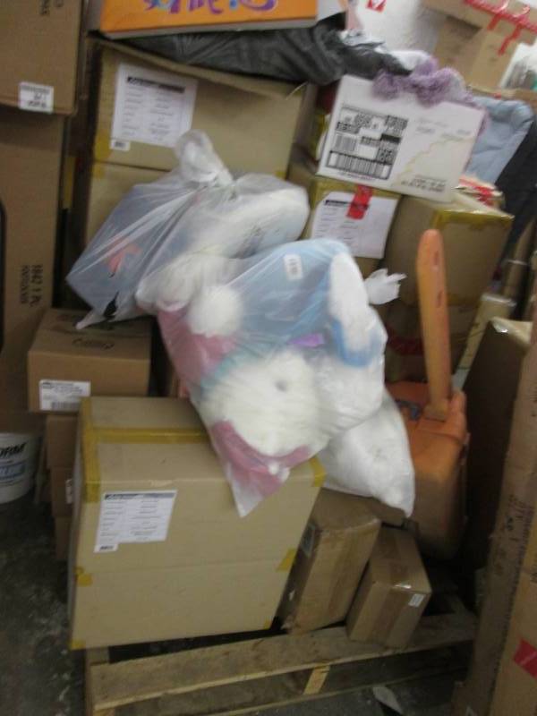 lot 290 image: Pallet of Assorted Items Furniture...