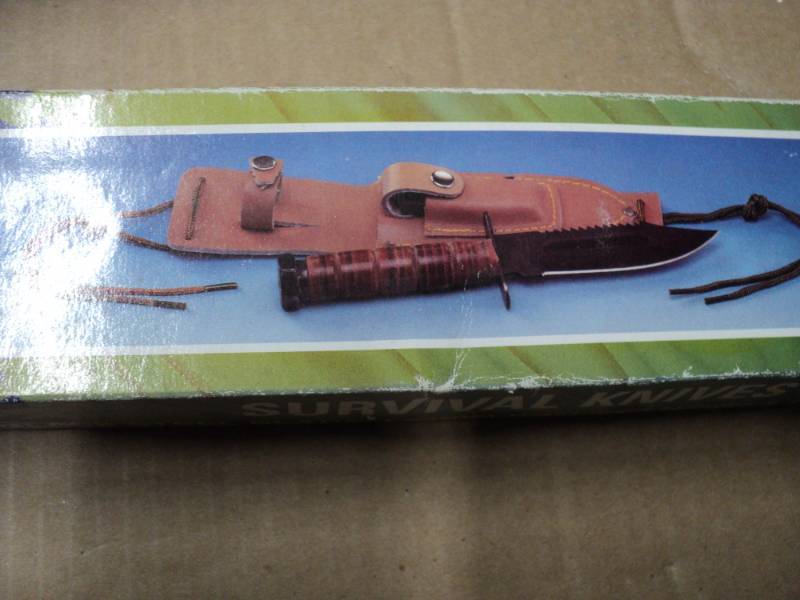 lot 26 image: Survival Knives...