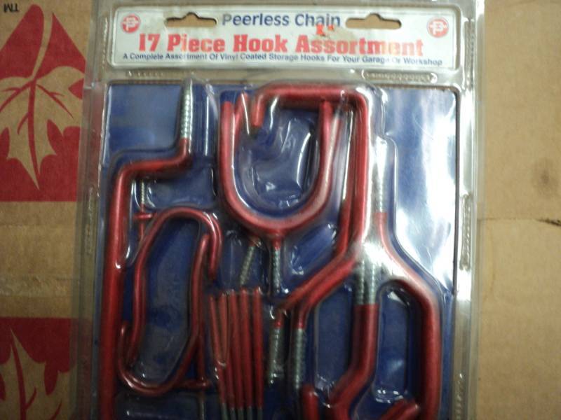 lot 62 image: Peerless Chain 17 Piece Hook Assort...
