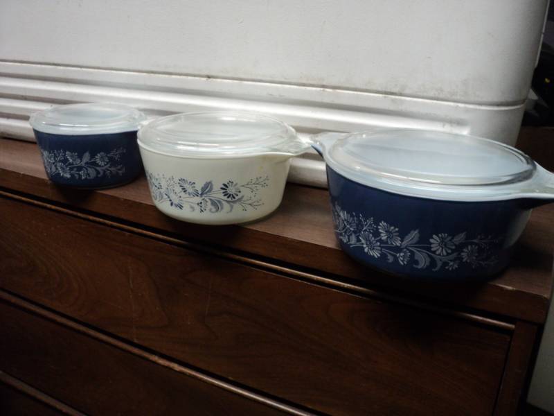 lot 99 image: 3 piece Pyrex Casserole Set...
