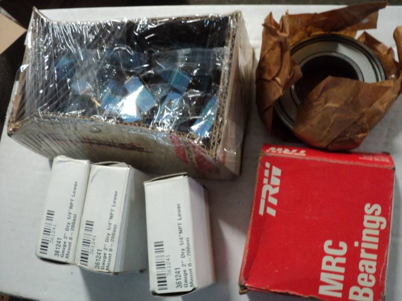 lot 218 image: 2 Dry Pressure Gauge - 200 PSI- Lo...