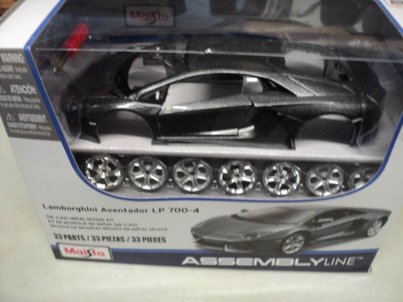 lot 2 image: Maisto Lamborghini Aventador LP 700...