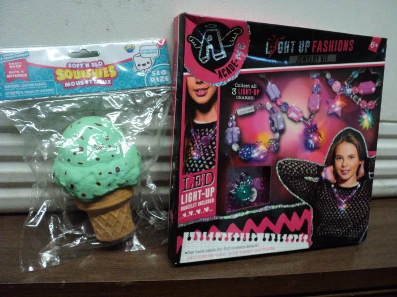 lot 59 image: Light Up Fashion Jewelry Kit and So...