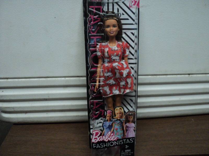 lot 100 image: BARBIE Fashionistas...