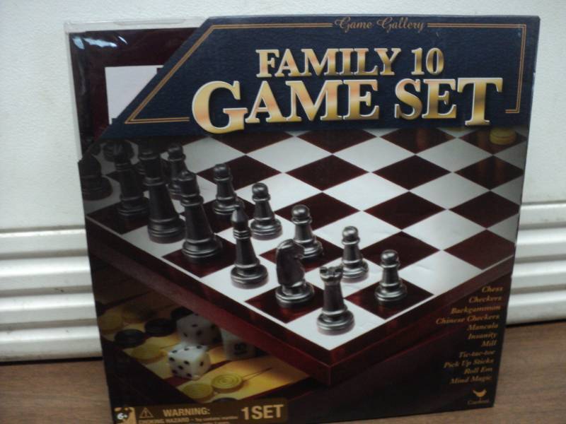 lot 128 image: Family 10 Game Set...