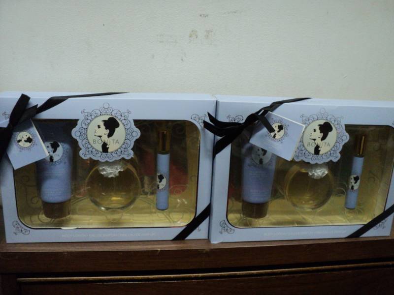 lot 175 image: Ariana Grande ARI Bonita Fragrance ...