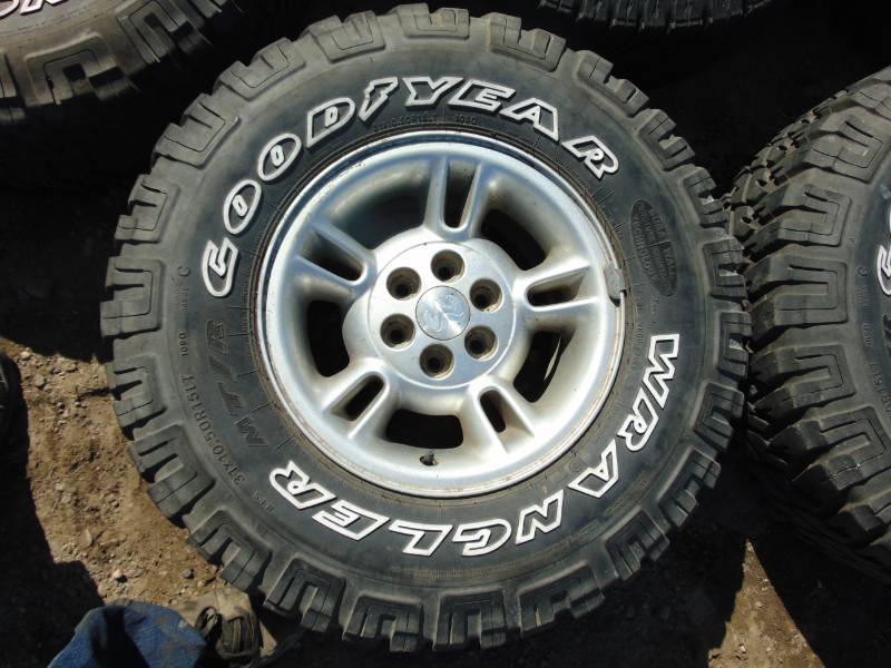 (5) 31 x 10.50 x R15LT Tires and Rims