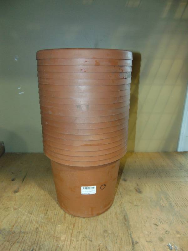 (19) 2.71 Gallon Patio Pots