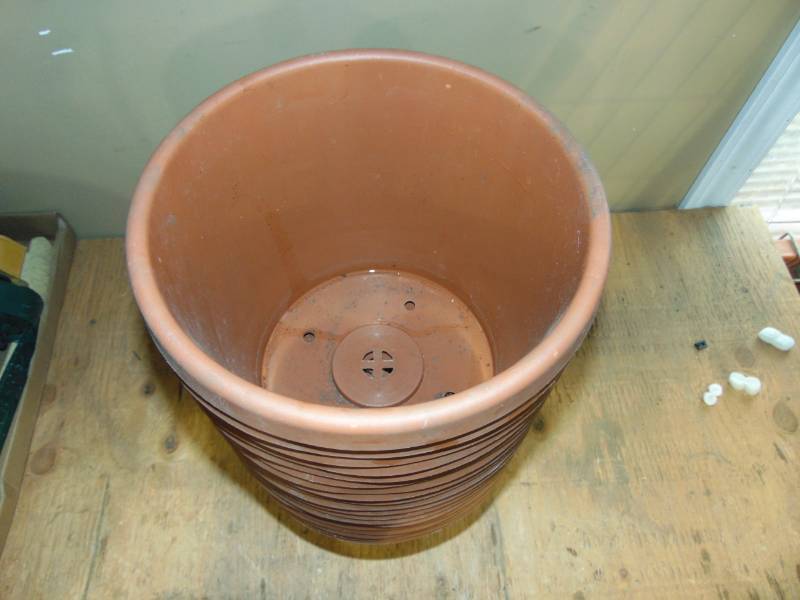 (19) 2.71 Gallon Patio Pots