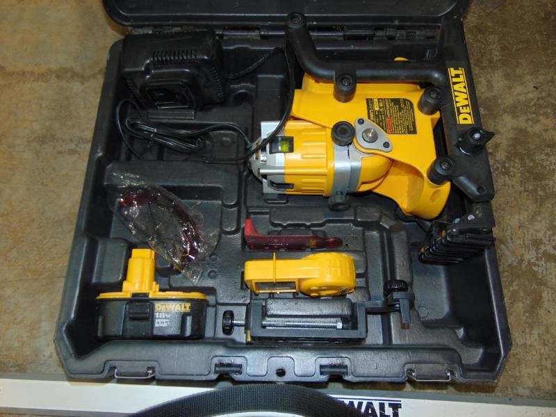 Dewalt Laser Level With Tripod, Measuring stick and Case