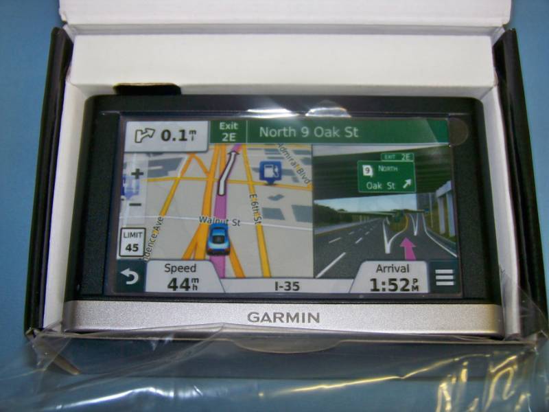 lot 31 image: Garmin, nuvi, 5 Widescreen, LCD, Portable GPS Navigator with Bluetooth in Original Box