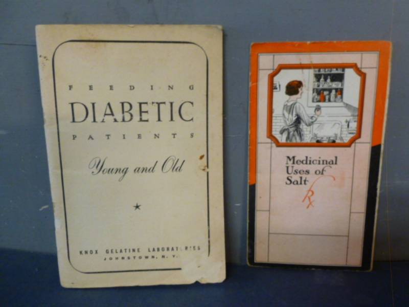 lot 74 image: Vintage Booklets