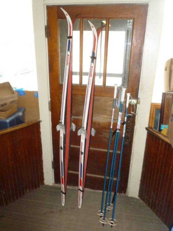 lot 104 image: Ski Sets
