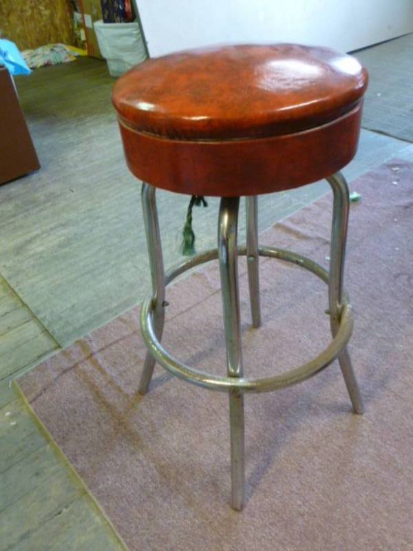 lot 105 image: Vintage Bar Stool