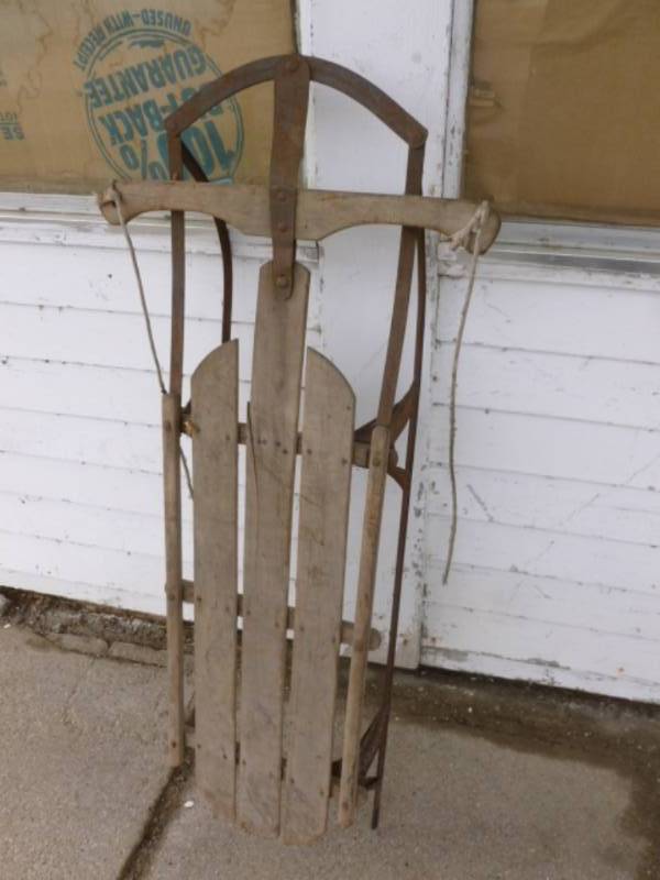 lot 107 image: Vintage Runner Sled