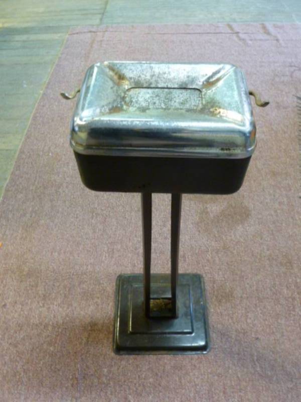 lot 143 image: Vintage Smoke Stand