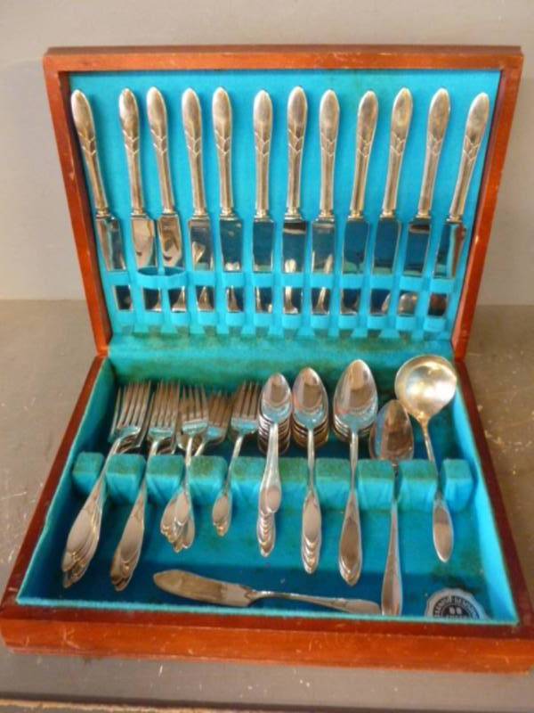 lot 151 image: Vintage Silverplate Flatware Set