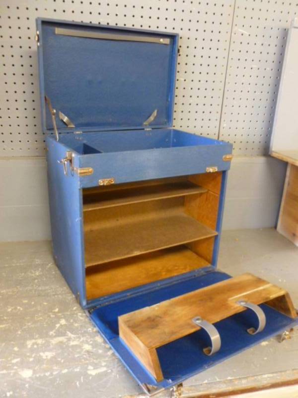 lot 195 image: Vintage Radio Tube Case
