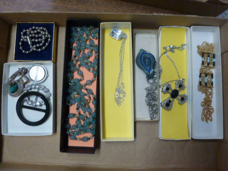 lot 202 image: Jewelry