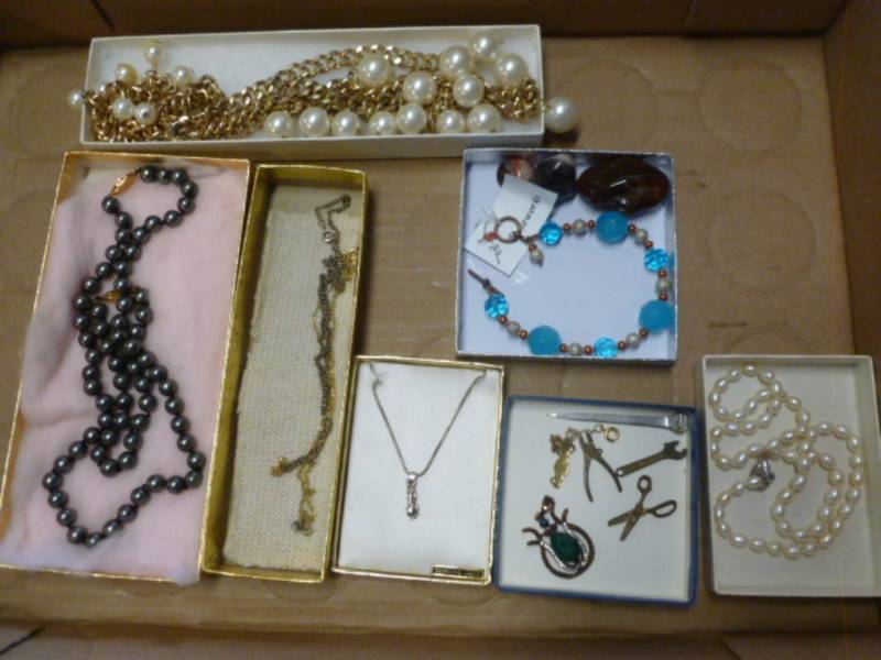lot 203 image: Jewelry