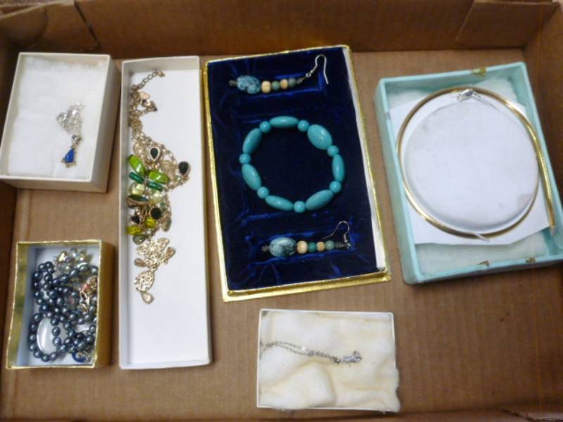 lot 204 image: Jewelry