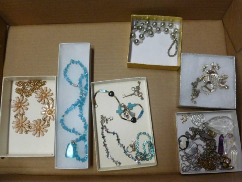 lot 205 image: Jewelry