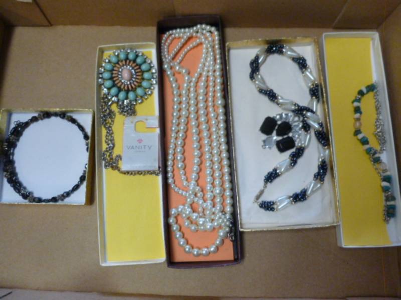 lot 206 image: Jewelry