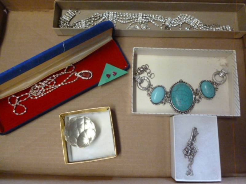 lot 207 image: Jewelry