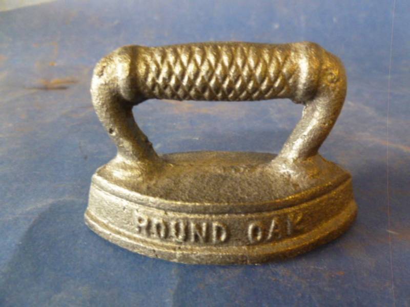 lot 233 image: Cast Iron Paperweight