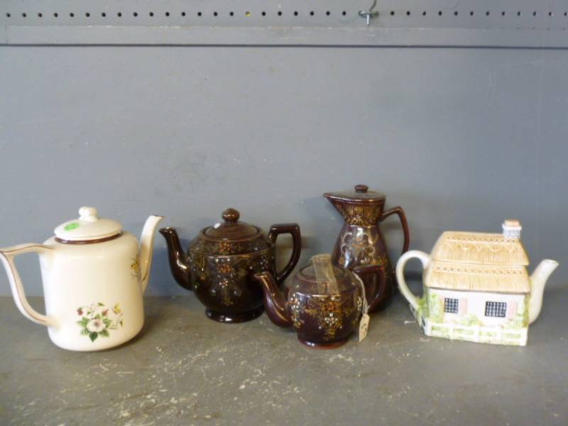 lot 256 image: Vintage Tea Set