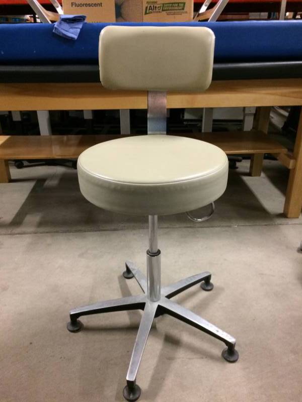 lot 34 image: Midmark Medical Mobile Clinic Physician Chair
