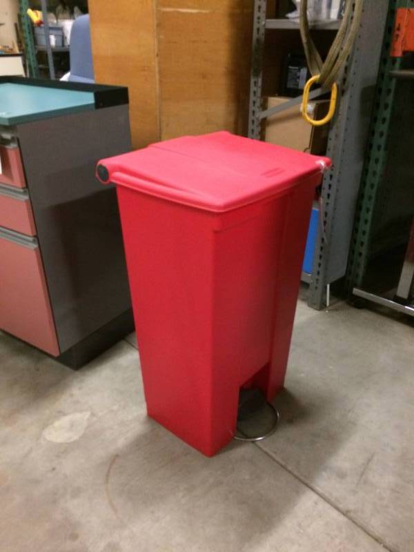lot 47 image: Rubbermaid Red Step Container