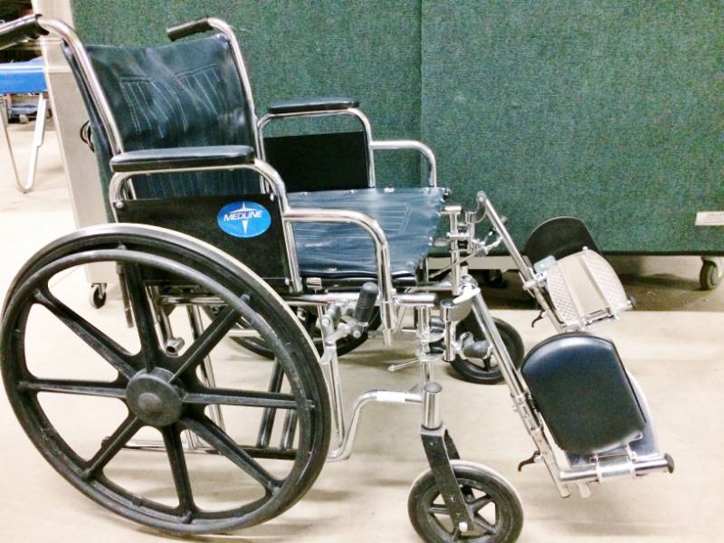 lot 1 image: Medline Excel Extra-Wide 22 Bariatric Wheelchair 500lb Capacity Rust & Chip-resistant Chrome Plating - Great Condition - Seat Has A Little Fraying To The Edges As Seen In Pics 