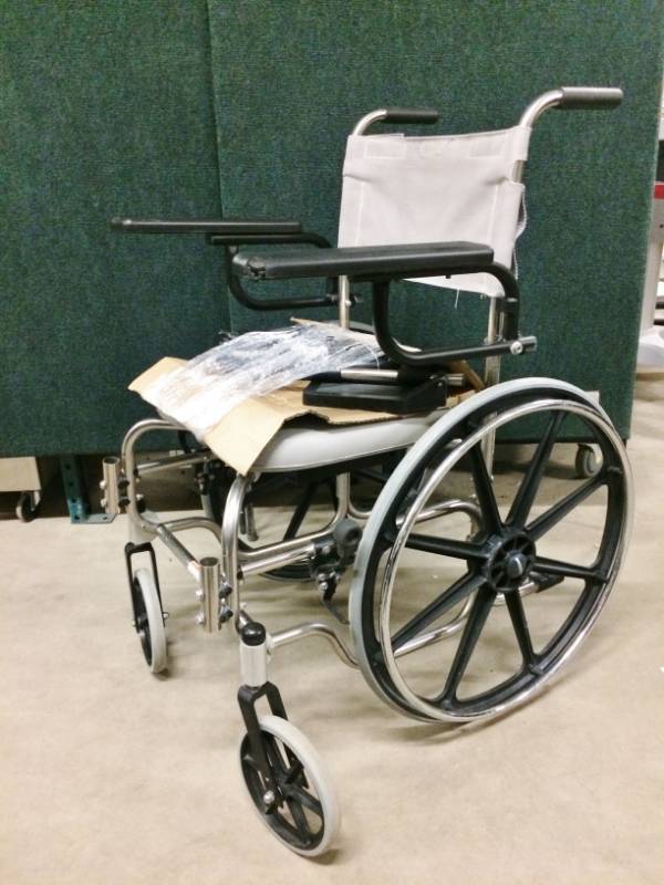 lot 4 image: MSRP $900 Everest & Jennings Premium Self-Propelled&nbspRehab Shower Commode -&nbspcan be positioned over a standard toilet - Swingaway Footrests Included - Great Condition Minor Wear To Arm Cushions