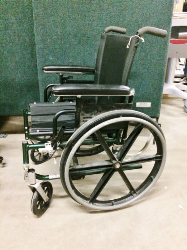 lot 6 image: MSRP $800 Quickie Breezie Lightweight (28lbs) Wheelchair - Nice Condition - Does Not Include Footrests 