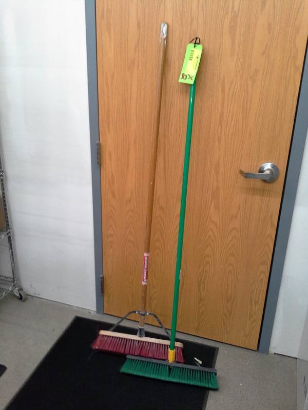 lot 120 image: Push Brooms