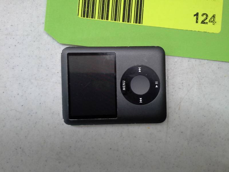 lot 124 image: Apple 8GB iPod