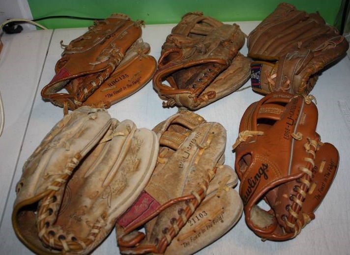 lot 19 image: Lot of 6 80s90s  Baseball Signature Series Gloves